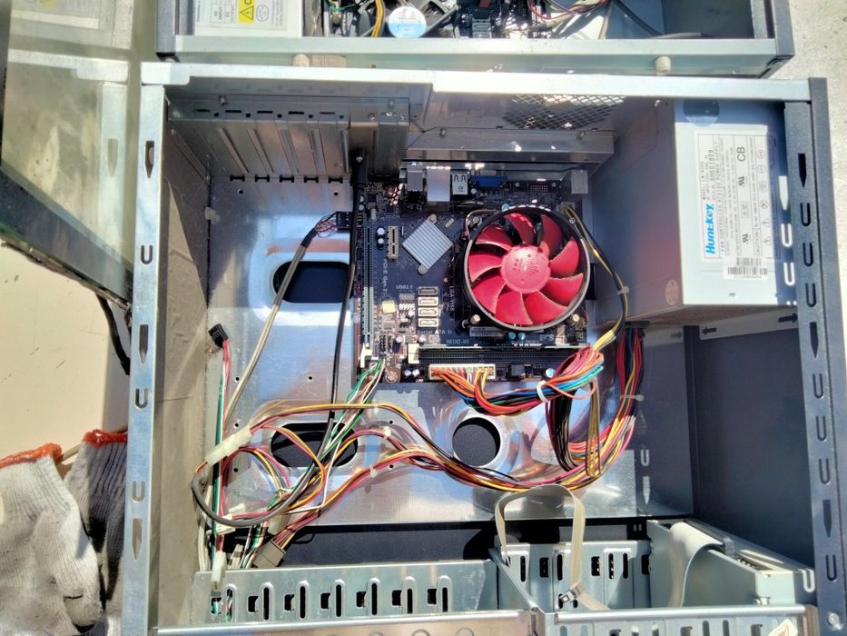 Столы компьютерные с сенсорным экраном 19'