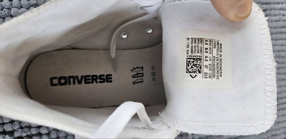 Tenesi Converse albi