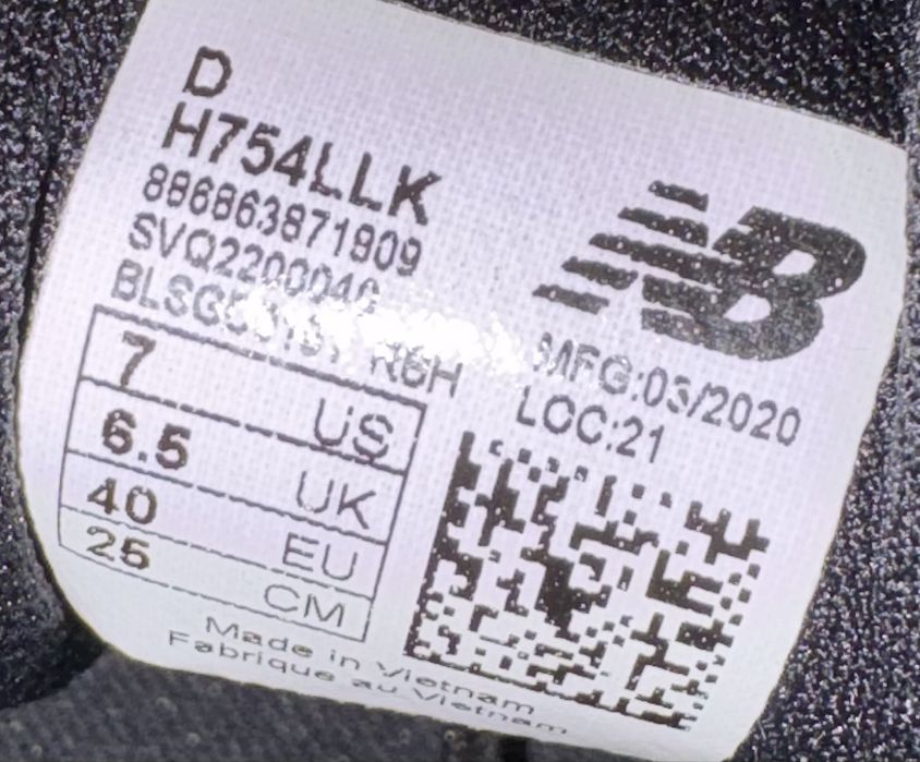 Adidasi New Balance, purtati o singura data.
