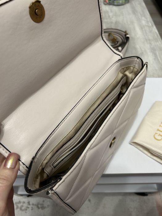 Чанта Guess бежова