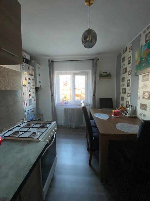 Vand apartament cu 2 camere decomandat!