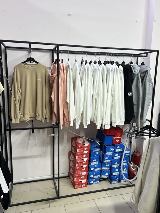 Стеллажи для магазина одежды