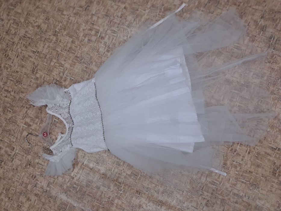 Продам платья от 4 до 6 лет