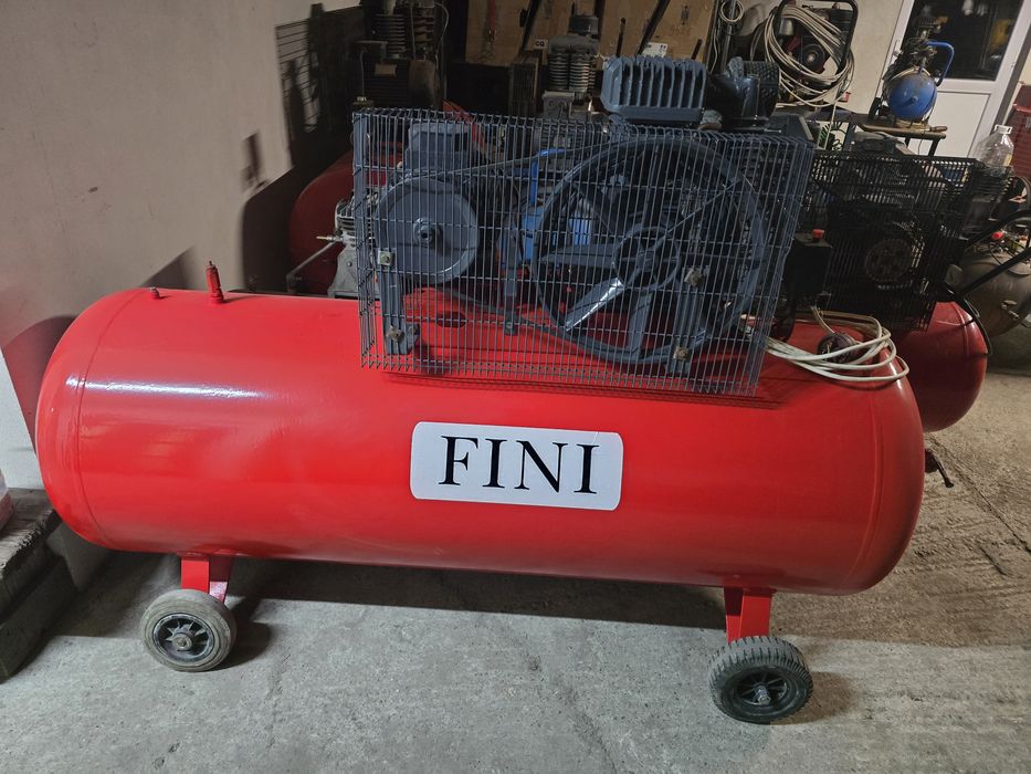 Compresore aer 100,150,270,300,500 litrii in perfectă stare de funcțio
