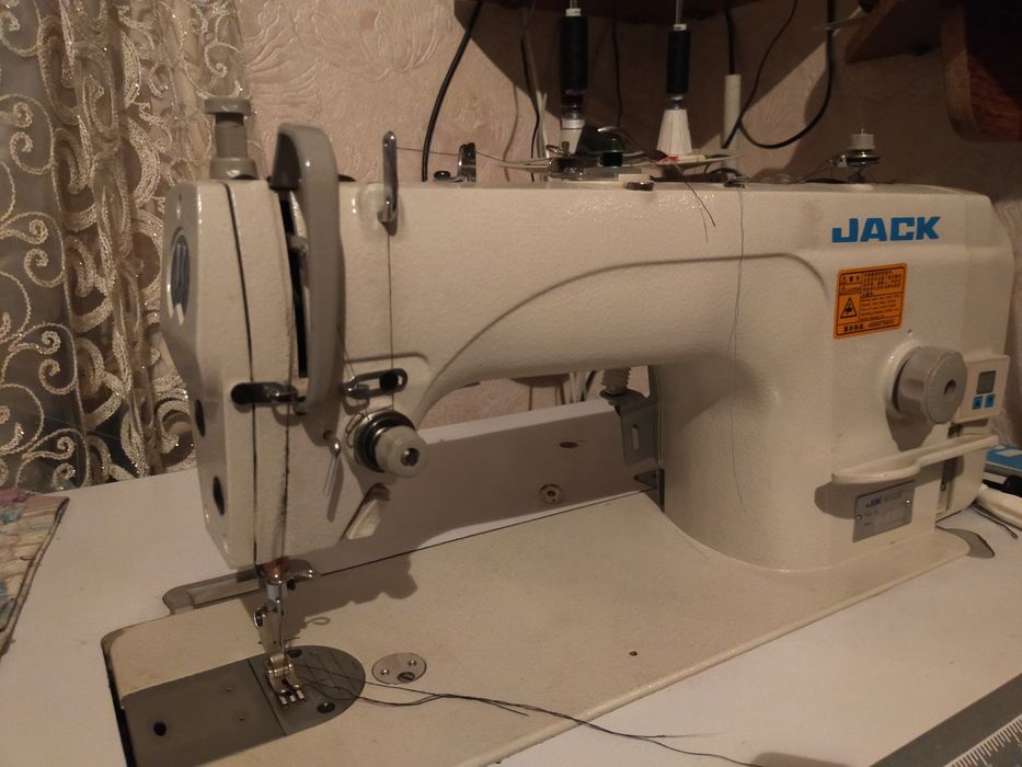 Швейная машинка jack
