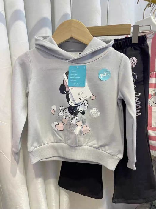 Двойка для девочек,  свитшот и брюки от Disney.