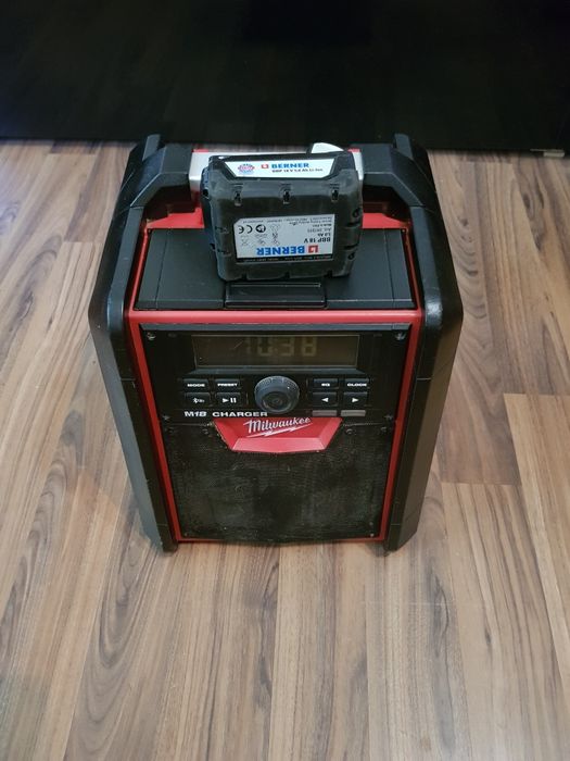 Radio Milwaukee M18 RC charger cu acumulator de 5 ah
