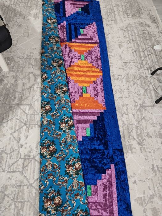 Корпе, колдан тигилген.