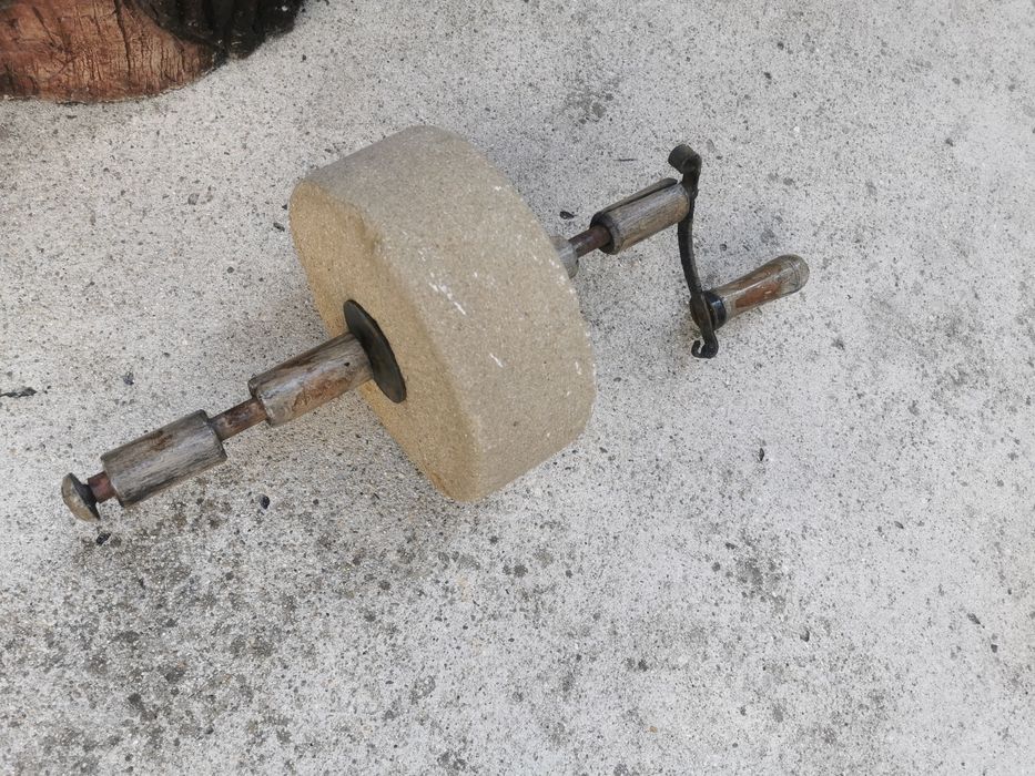 Продавам старинно точило. Камък за заточване на ножове