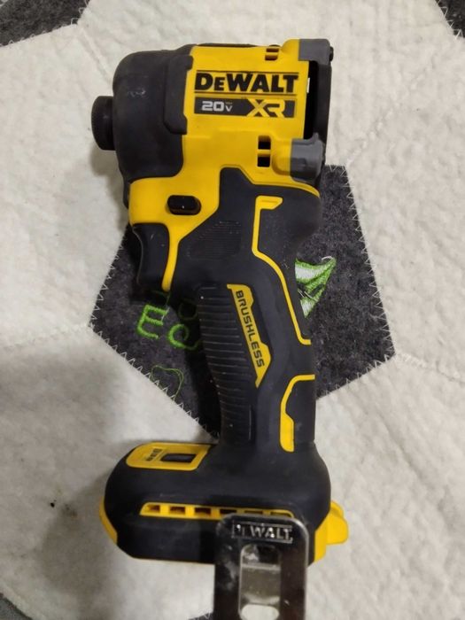 Шуруповёрт ударный масляный DCF870 Dewalt