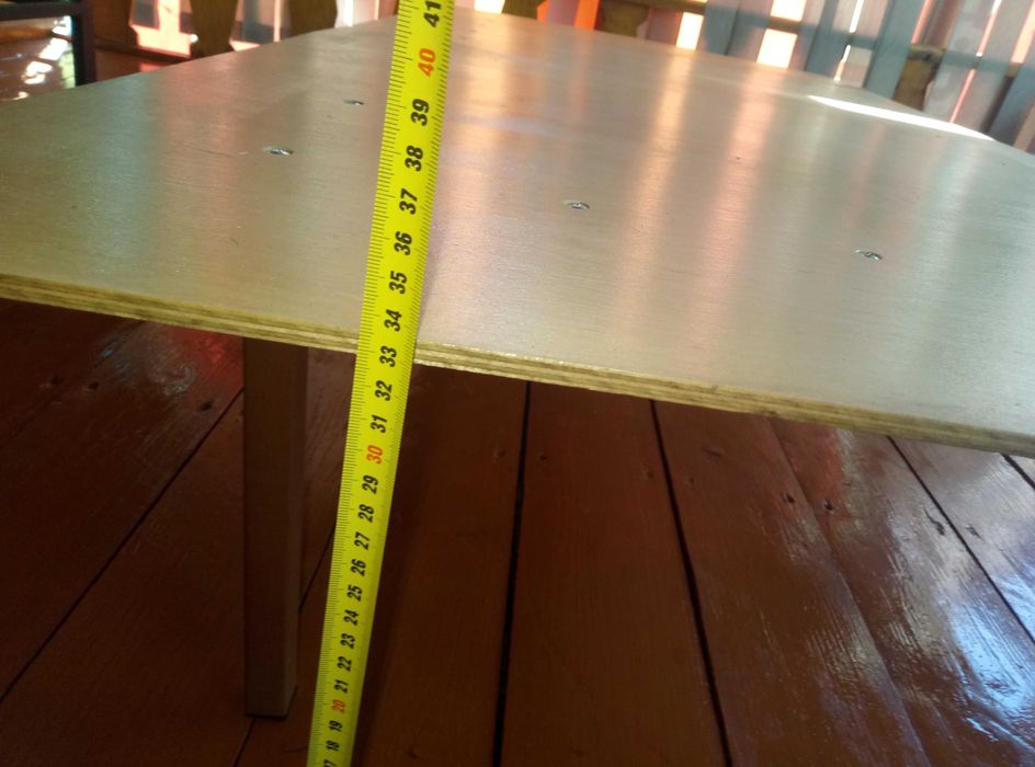 Маленький стол для топчана.