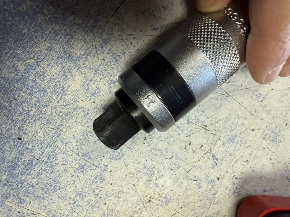 Ударна отверка Force с 4 накрaйника