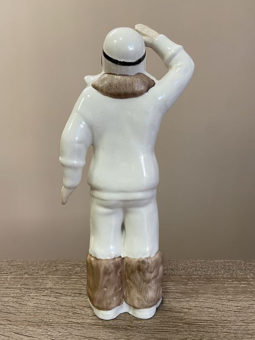 Винтидж порцеланова статуетка „Полярен летец с меченце“, СССР