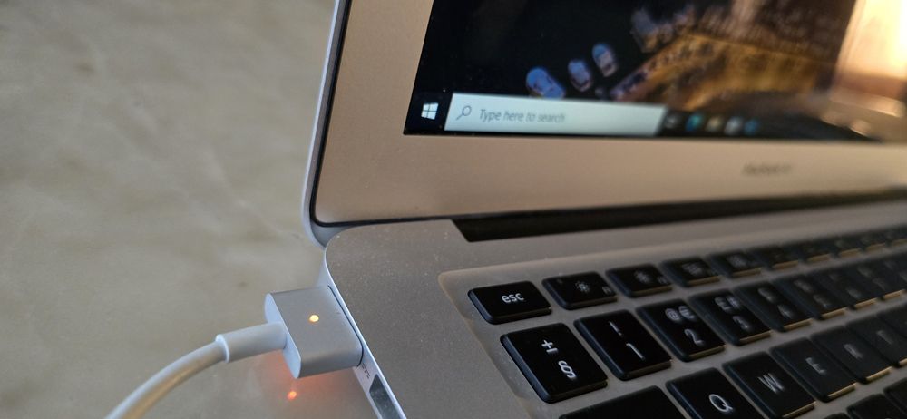 MacBook Air A1466 EMC 2632 – Отлично състояние с Windows 10