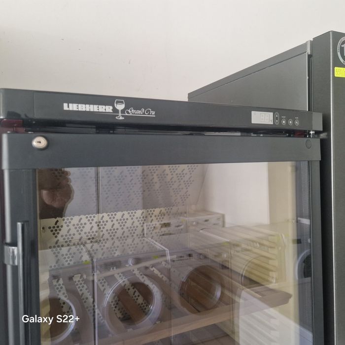 Витрина за вино LIEBHERR