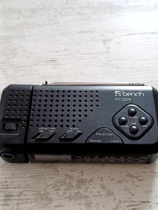 Radio portabil cu baterii și ceas electronic cu proiecție