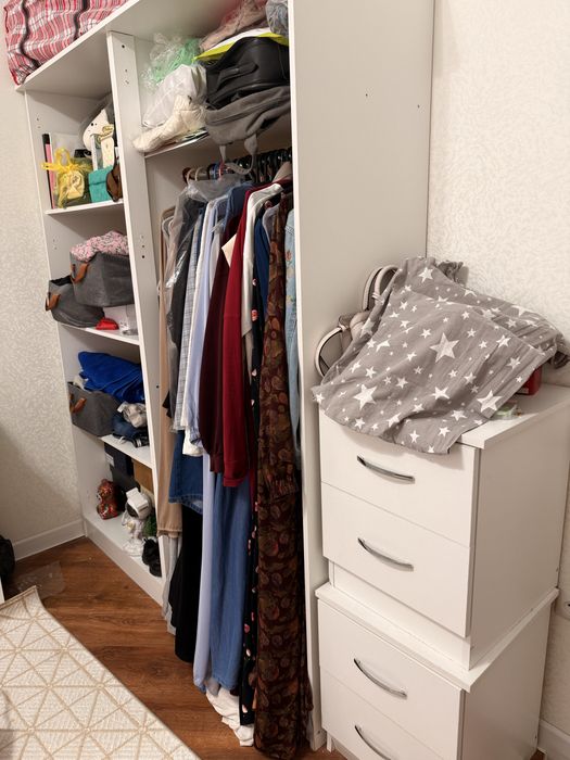 Шкаф с тумбочками. Есть двери