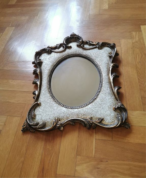 Огледало с височина 45 см и ширина 35 см супер стилно с гръб от плюш