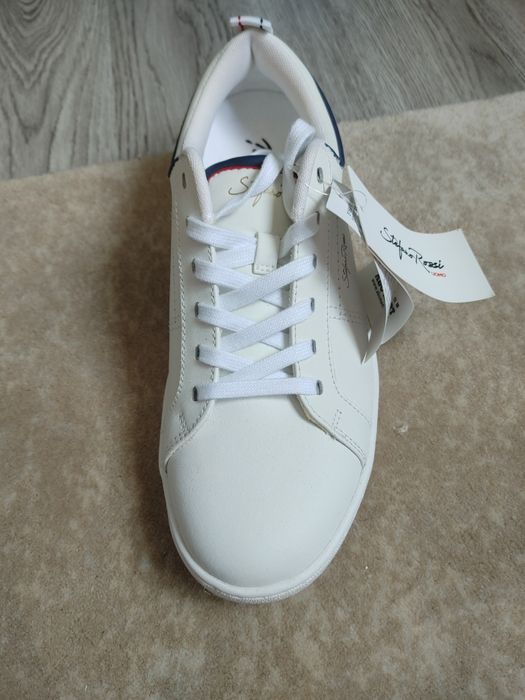 Продаються кросовки.и макасы.размер кросовок 40.Макасы 41.