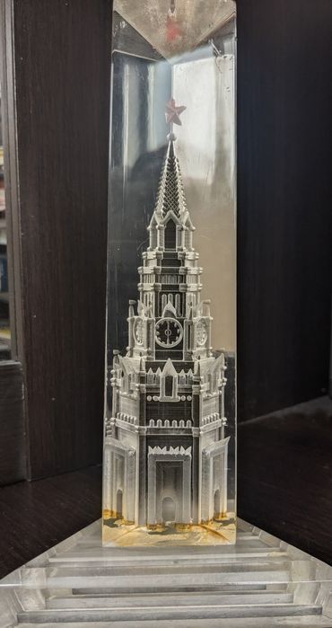 Статуэтки ,копилки , цветы из рога.