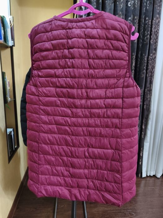 Стильная стеганая безрукавка в винном цвете