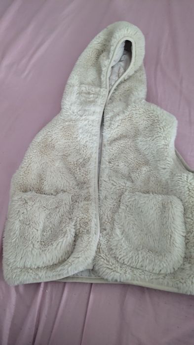 Vând vesta Zara,2 fete, crem,  mărimea 86