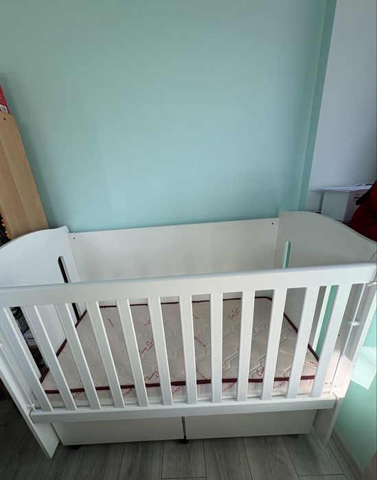 Дървена бебешка кошара с матрак