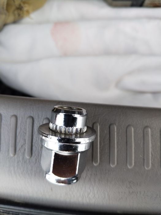 Гайка на Тойота ..