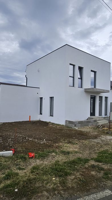 Casa moderna,  noua , la cheie, cu piscina Fantanele