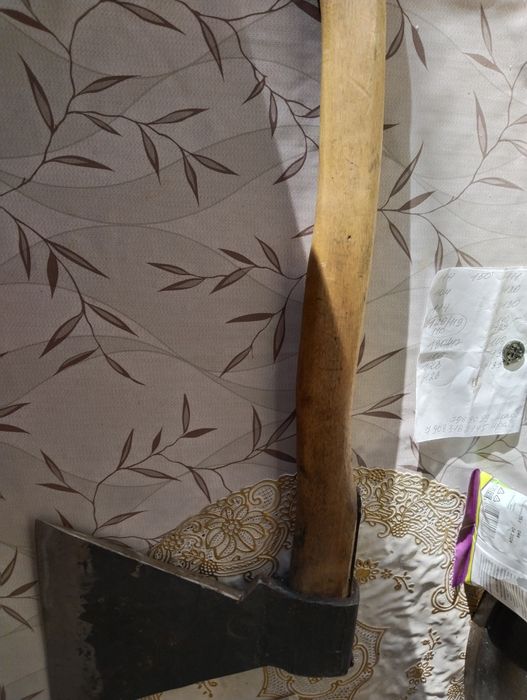 Продам мясной топор с топорищем.