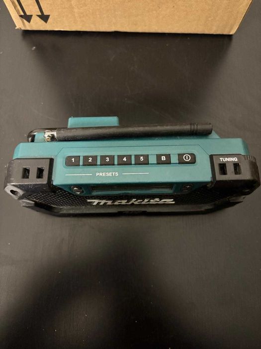 Radio pe  acumulator Makita DEAMR052 10,8 V