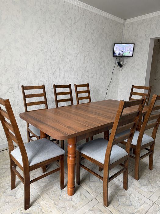 Стол со стульями, в комплекте 8 стульев
