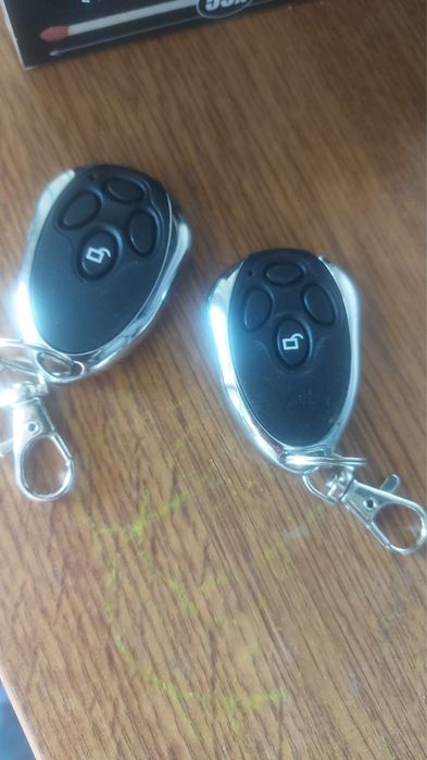 Usa  de garaj + usa normala intrare separata