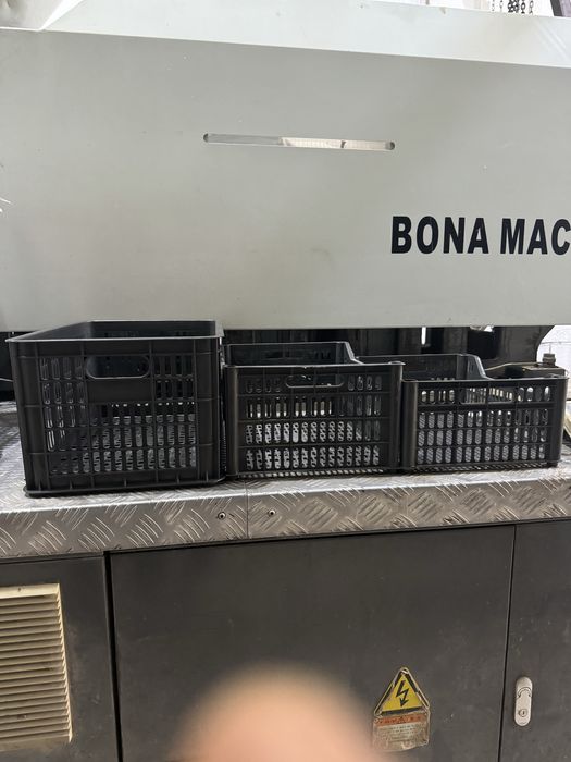 Yashiklar plastik harxil razmerda