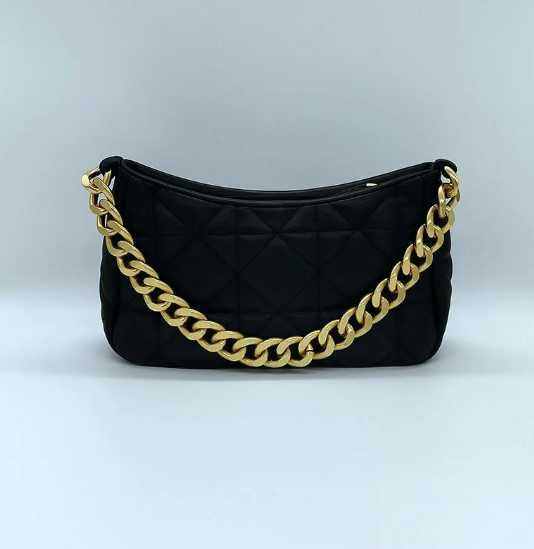 Стилна черна ватирана чанта със златиста дръжка тип едър синджир