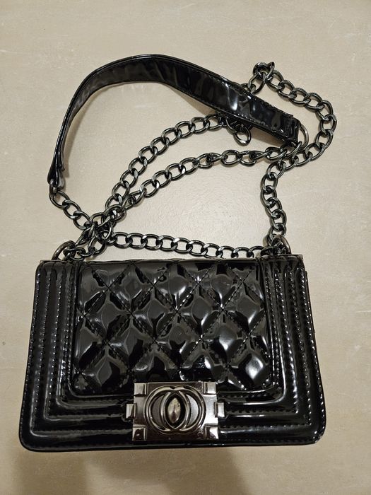 Дамска лачена черна чанта