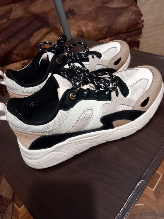 Продавам дамски маратонки.