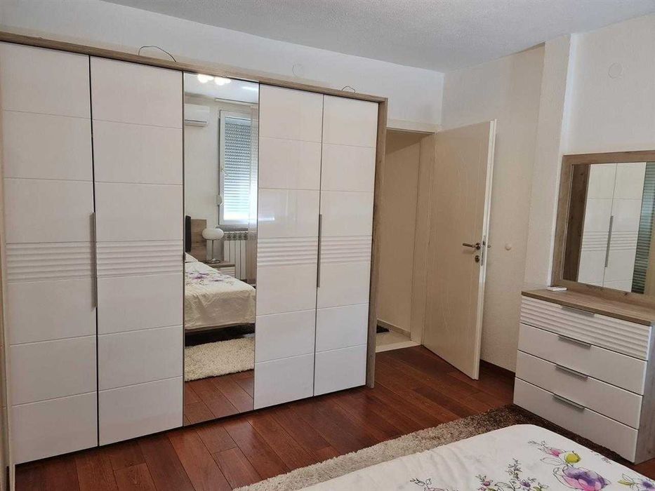 Дава се под наем Двустаен апартамент в Бургас, Център - 61 кв.м за 204 € - Снимка #1