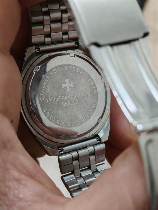 Продавам мъжки ръчен часовник Vacheron Constantin. Часовникът е със ст