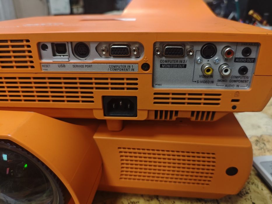 Sanyo PLC-XE40 2 на цената на 1