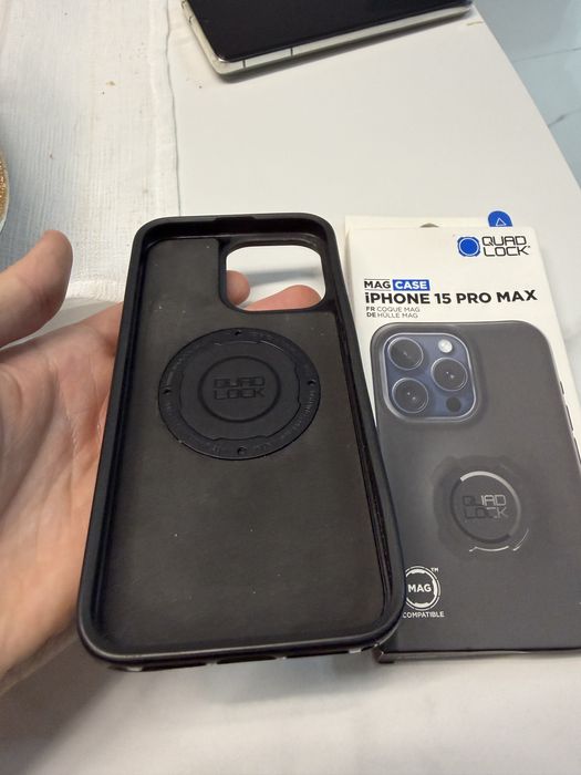 Husa QuadLock iPhone 15 Pro Max