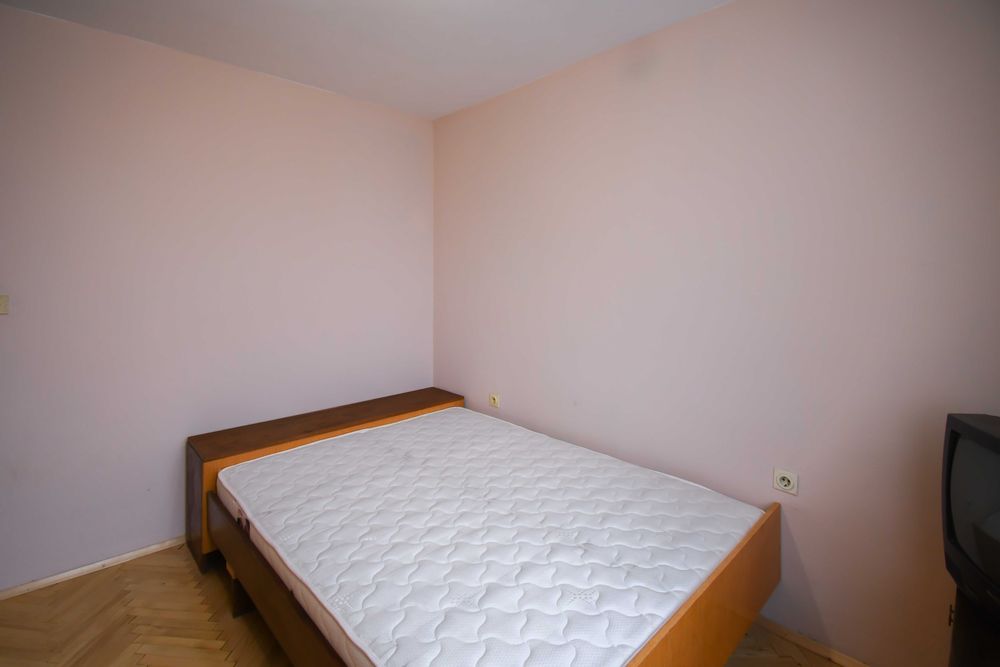 Тристаен имот в Слатина