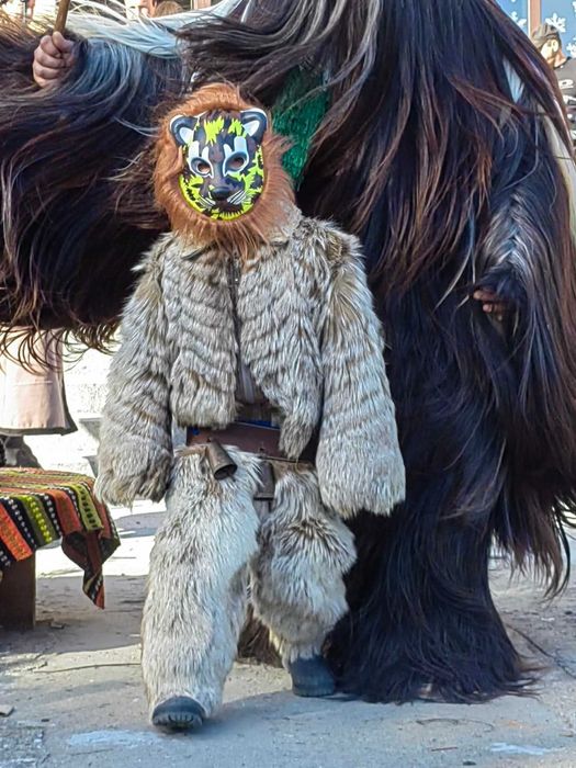 Детски кукерски костюм с подарък