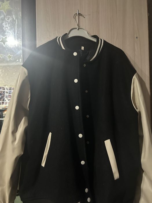 Стильная куртка-бомбер черно-белая