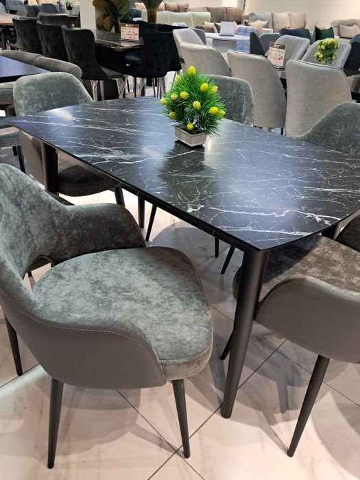 Стол и стулья с крутящим механизмом