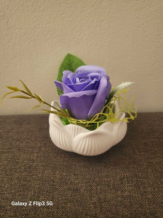 Кашпи с рози от пластичен сапун