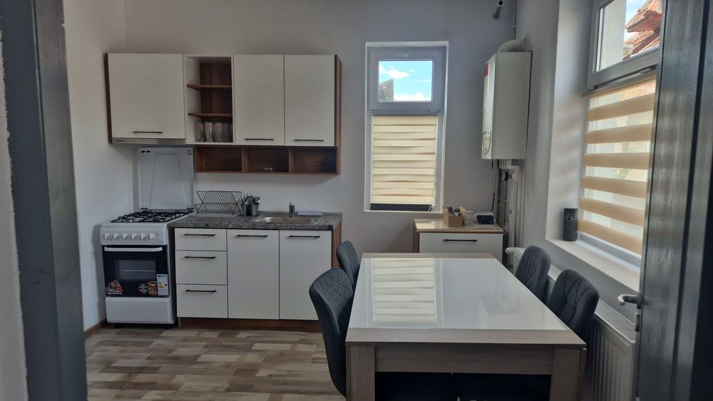 Apartament casa de închiriat. Pucioasa central.