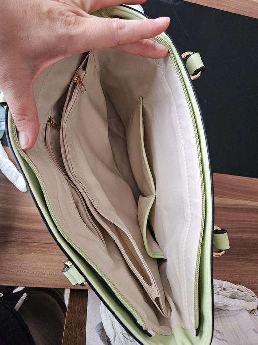 Кожена чанта за рамо с две дръжки външен джоб  капак регулируема през