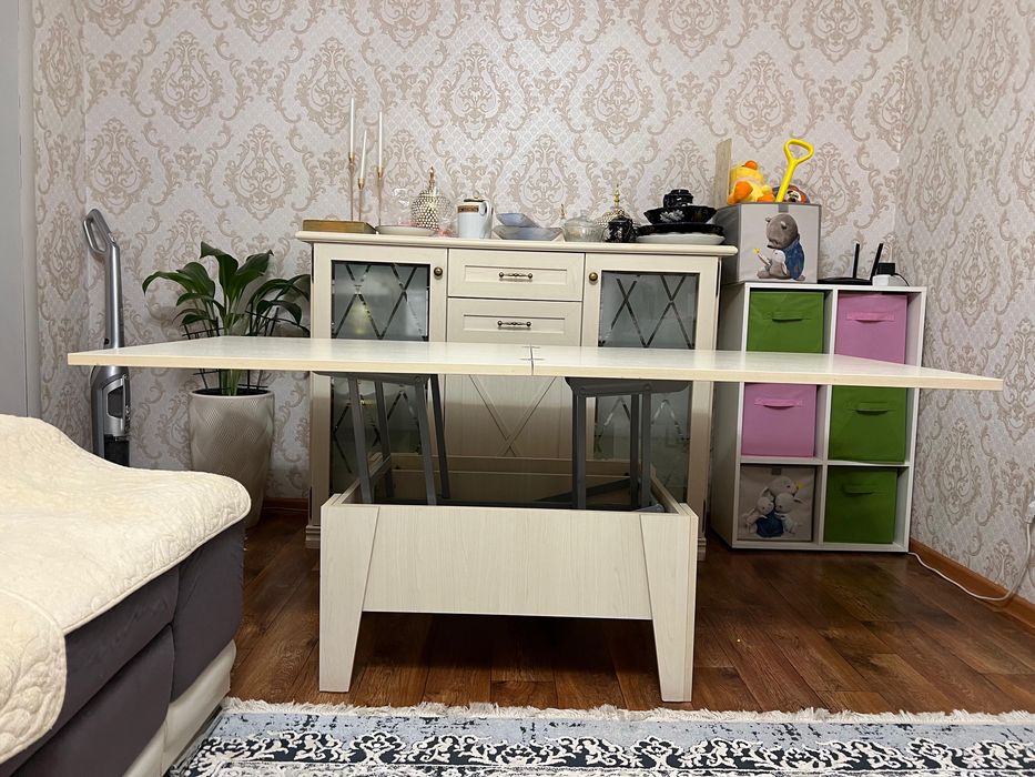 Продаётся раскладной стол для гостиной.