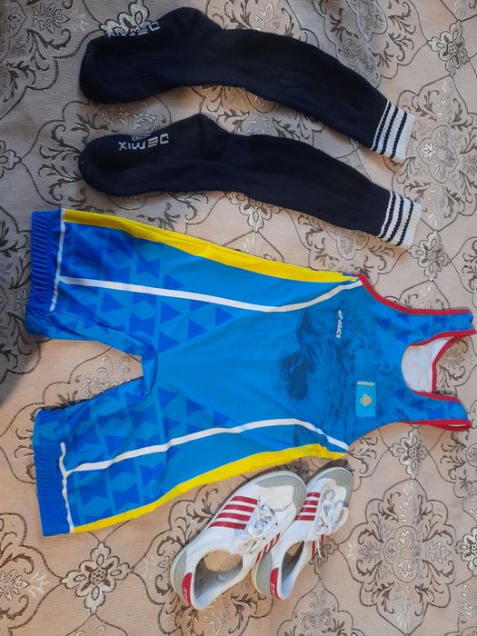 Продам борцовку, кеды и гетры.